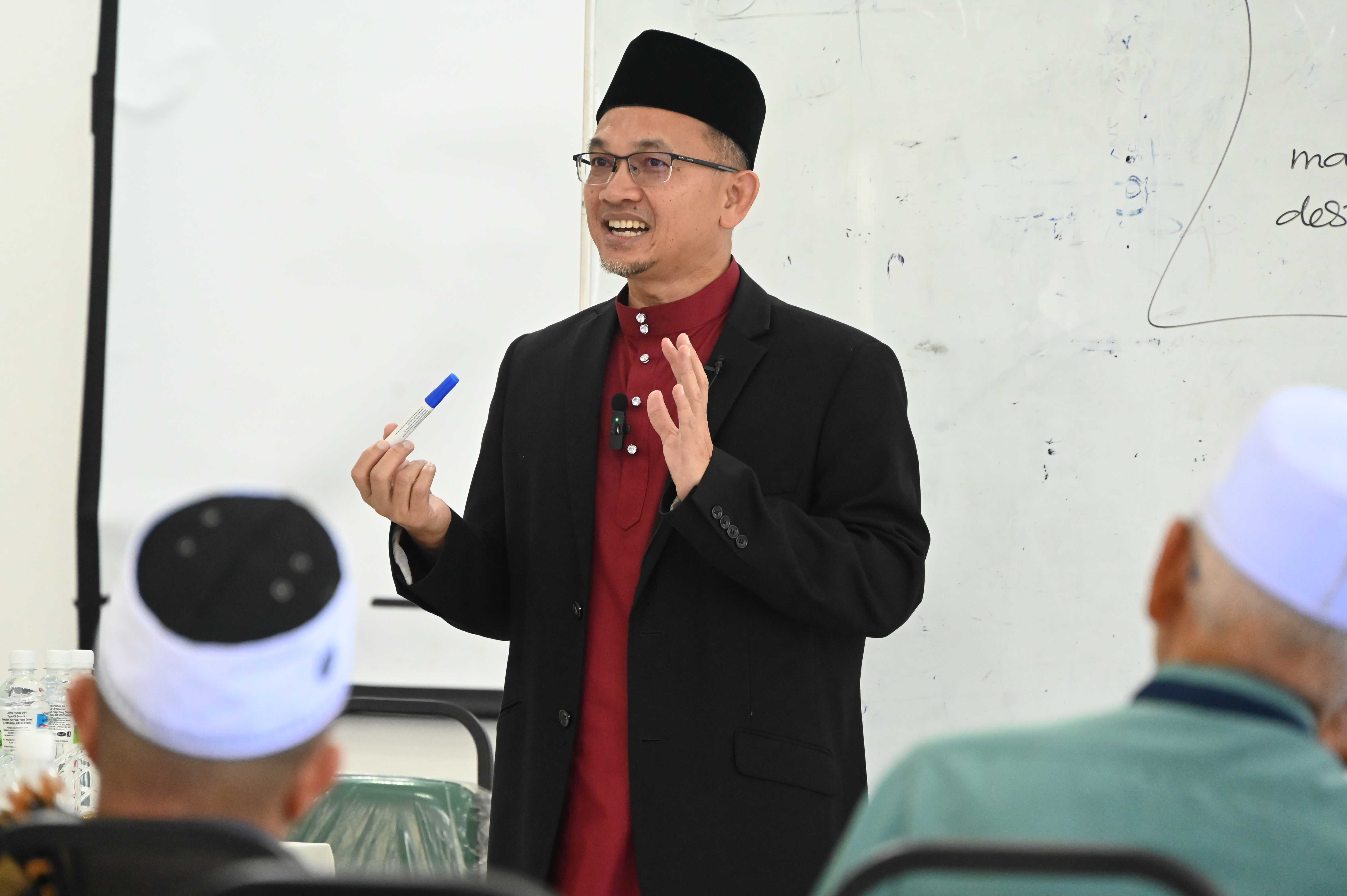 Ustaz Rusdi Alias menyampaikan sesi pengajaran Balaghah